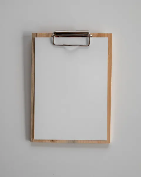 Prancheta com a folha do relatório sobre a mesa